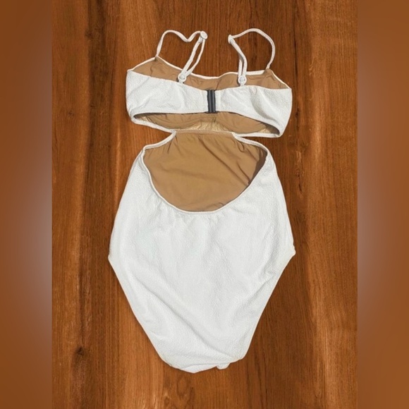 Else Boucle Hidden Underwire One-Piece Swimsuit – White, French Design - Picture 4 of 7